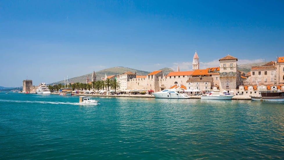 Vue du bateau avec les eaux bleues durant Balade en bateau à Trogir avec repas et snorkeling à Šolta & Blue Lagoon avec Bura Line Split.