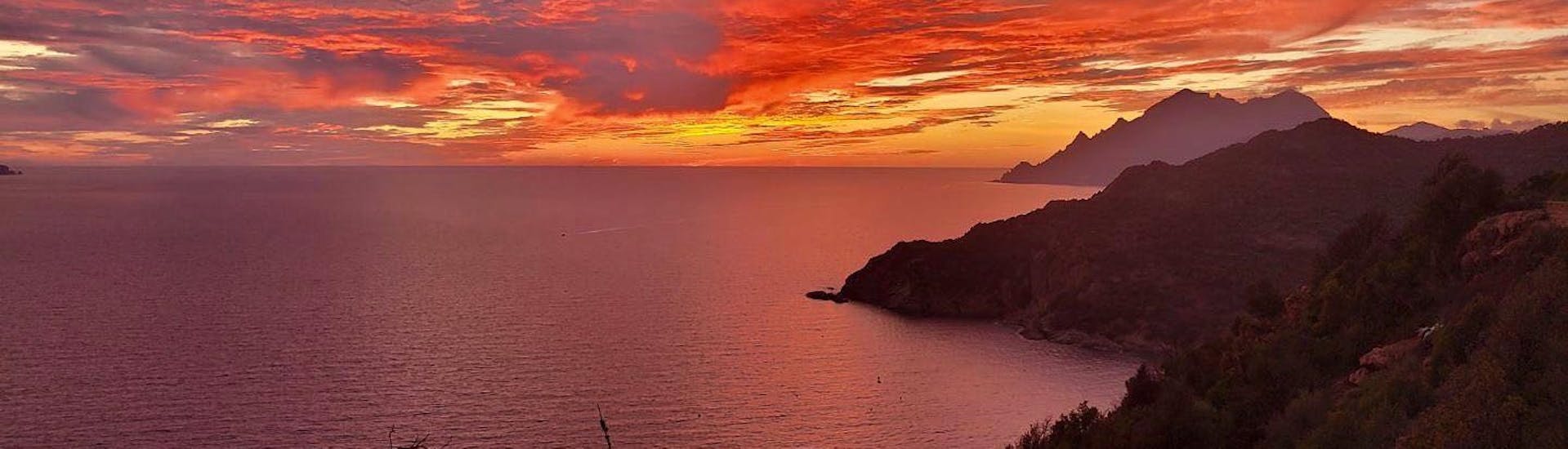 Uitzicht op de zonsondergang boven de Calanques de Piana tijdens de boottocht bij zonsondergang van Porto naar de Calanques de Piana en Capo Rosso met Corse Emotion.
