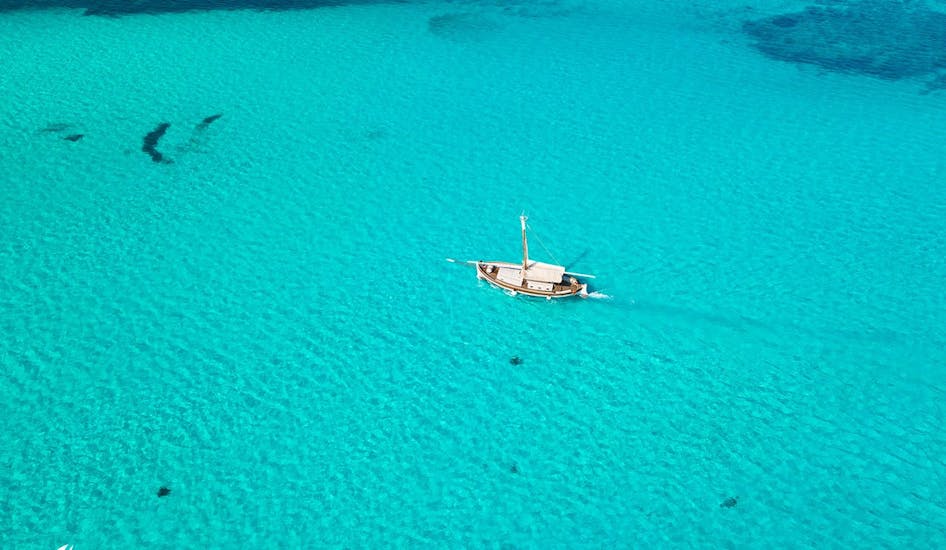 Le voilier vintage parcourant les eaux turquoise lors de la Balade en voilier au parc national de l'Asinara avec Déjeuner avec Blu Mare Service Stintino.