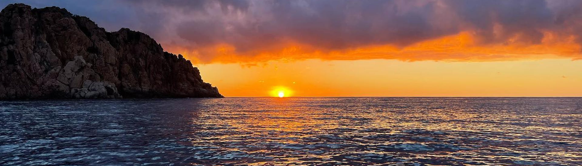 Vue sur le coucher de soleil sur les Calanques de Piana durant l'excursion en bateau au coucher du soleil depuis Porto jusqu'à la réserve de Scandola et les calanques de Piana avec Corse Emotion.