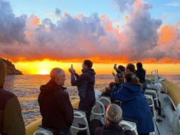 Uitzicht op de zonsondergang vanaf de Calanques van Piana tijdens de boottocht van Porto naar het Scandola Reservaat en Calanques de Piana met Corse Emotion.