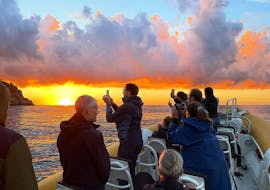 Vue du coucher de soleil sur les Calanques de Piana durant l'excursion en bateau au coucher du soleil depuis Porto vers les calanques de Piana et Capo Rosso avec Corse Emotion.
