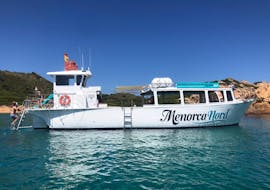 La barca usata durante il Giro in barca da Fornells a Cala Pregonda con snorkeling e SUP con Menorca Nord.