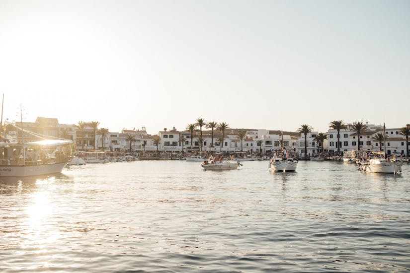 El pueblo donde empieza el paseo en barco de Fornells a Cala Pregonda con esnórquel y SUP con Menorca Nord.