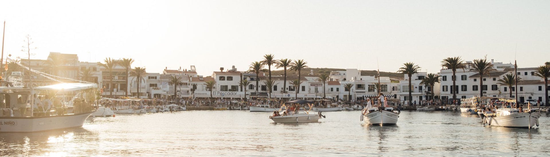 El pueblo donde empieza el paseo en barco de Fornells a Cala Pregonda con esnórquel y SUP con Menorca Nord.