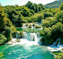 Wasserfälle, die mit der Bus- & Bootstour zum Krka Nationalpark mit Jadera Booking Zadar besucht werden.