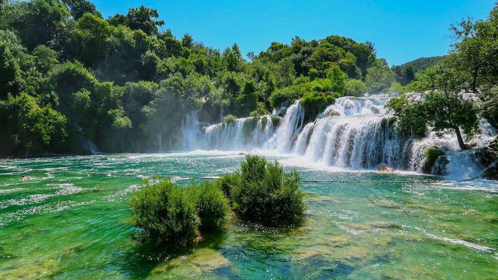Ongerepte natuur te zien tijdens de bus- en boottocht naar het Nationaal Park Krka met Jadera Booking Zadar.