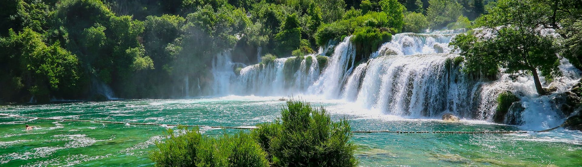 La nature intacte qui se découvre durant l'Excursion en bus & bateau au parc national de Krka depuis Zadar avec Jadera Booking Zadar.