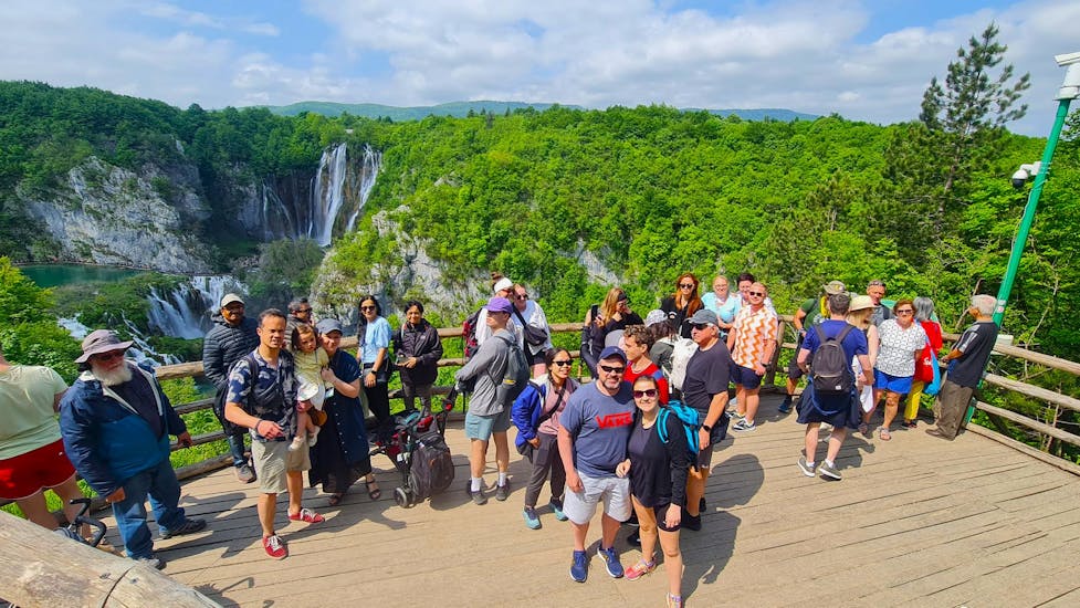 Gruppe besichtigt den Nationalpark bei der Bus- & Bootstour zum Plitvice Nationalpark mit Jadera Booking Zadar.