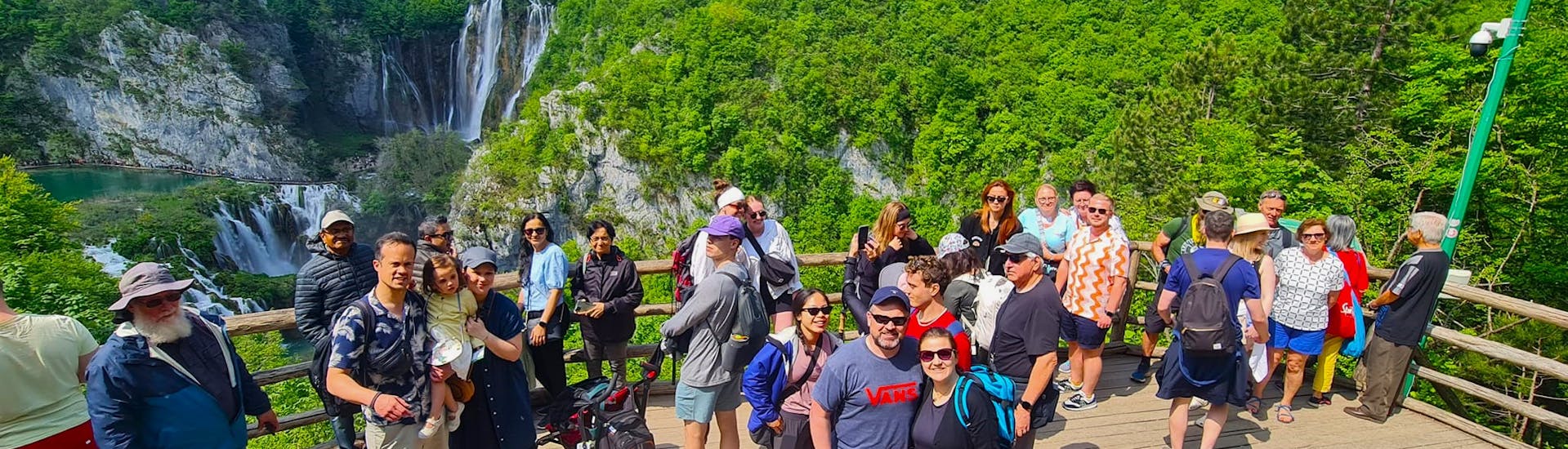 Un groupe de personnes visitant le parc national pendant l'Excursion en bus & bateau au parc national de Plitvice avec Jadera Booking Zadar.