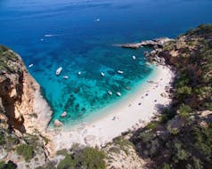Excursion en bateau dans le golfe d'Orosei et la grotte du Fico avec arrêts Baignade avec Sardinia Natural Park Tours.
