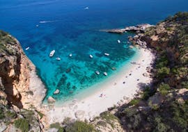 Il Golfo di Orosei che puoi visitare con la Gita in barca al Golfo di Orosei e alla Grotta del Fico con soste per nuotare con Sardinia Natural Park Tours.