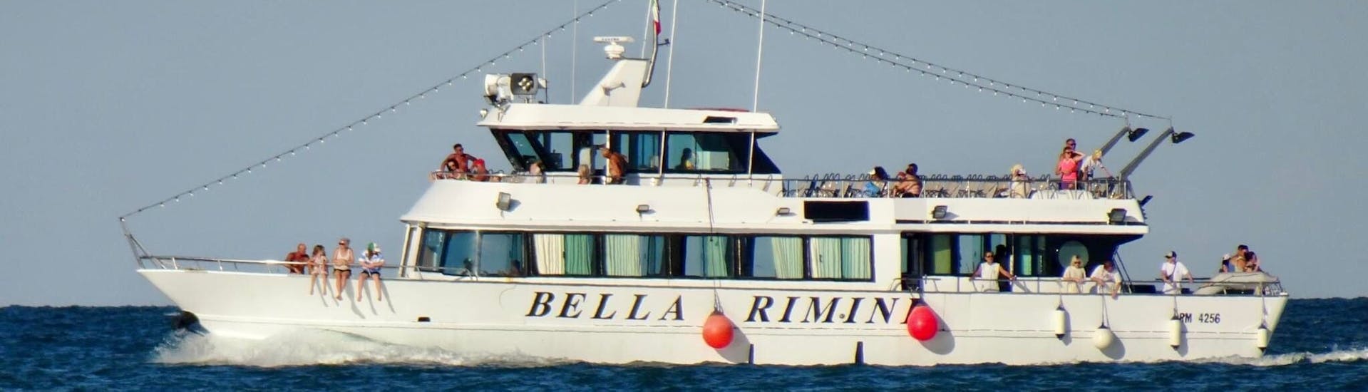 Le bateau Bella Rimini pendant l'excursion en bateau dans le golfe d'Orosei et la grotte du Fico avec arrêts baignade avec Sardinia Natural Park Tours.