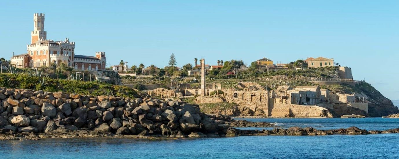 Vista del castello di Portopalo durante il Giro in gommone da Marzamemi a Punta Cirica con soste per nuotare con Victory Noleggi Marzamemi.