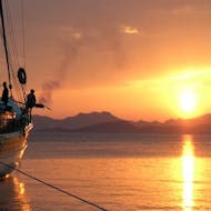 Blick auf den Sonnenuntergang während der Bootstour von Mandraki zu Kallithea Springs mit Schnorcheln bei Sonnenuntergang mit Royal Sailing Rhodes.