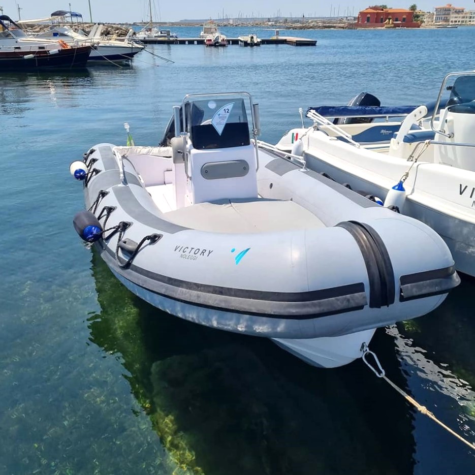 Alquiler de barco en Marzamemi (hasta 7 personas) - Spiaggia di San Lorenzo, Portopalo di Capo Passero & Punta Cirica con Victory Noleggi Marzamemi.