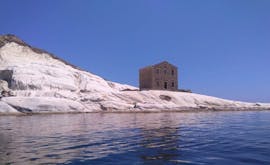 L'antica caserma di Punta Bianca vista dal mare durante il Giro in barca privata da Agrigento alla Riserva Naturale di Punta Bianca con Forte Mare Agrigento.