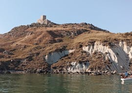 Il Castello Chiaramontano visto dal mare durante la Gita in barca privata alla Scala dei Turchi e alla Riserva Naturale di Punta Bianca con Forte Mare Agrigento.