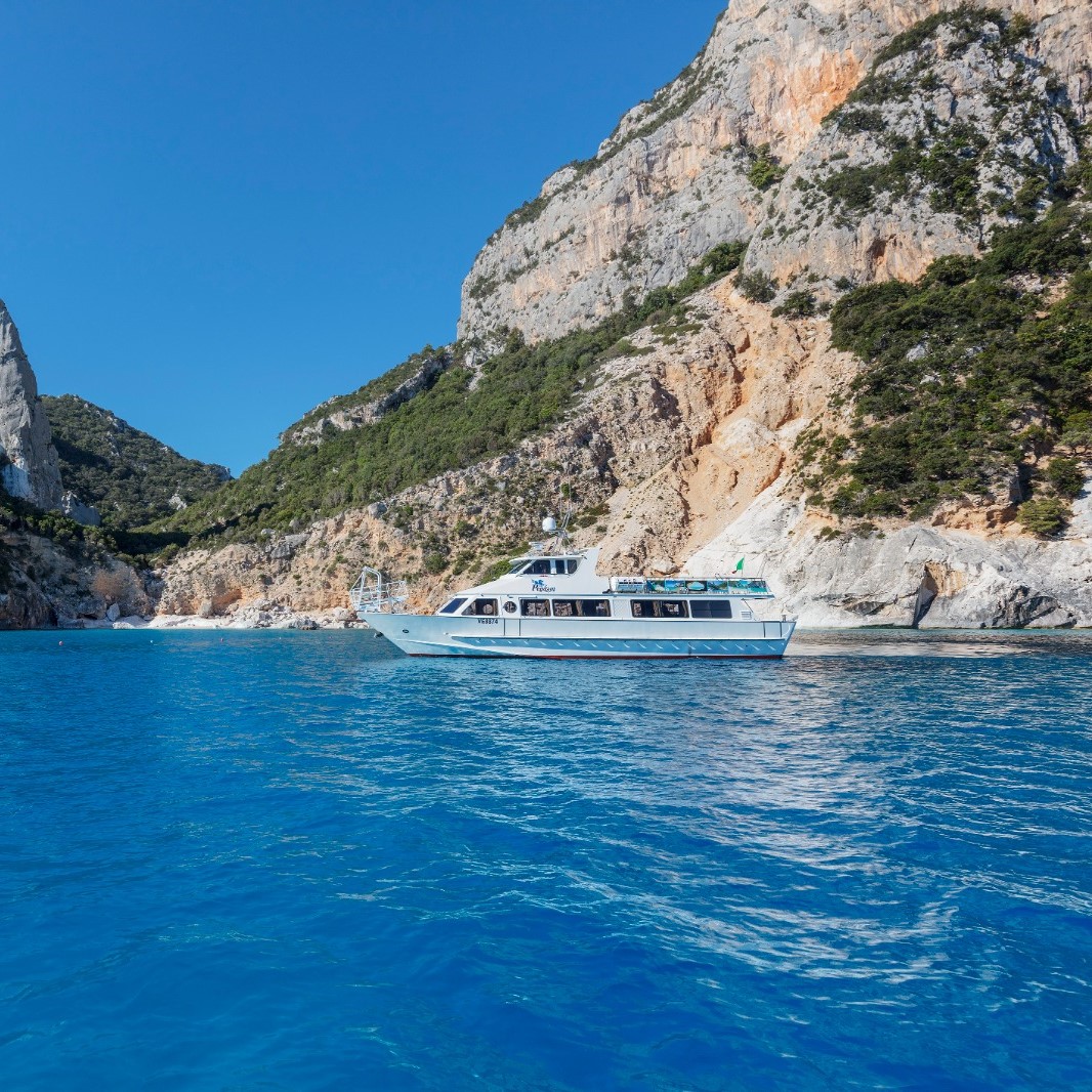 El barco durante la excursión en barco de Cala Gonone a Grotta del Fico con paradas para nadar con Escursioni Pegaso Cala Gonone.