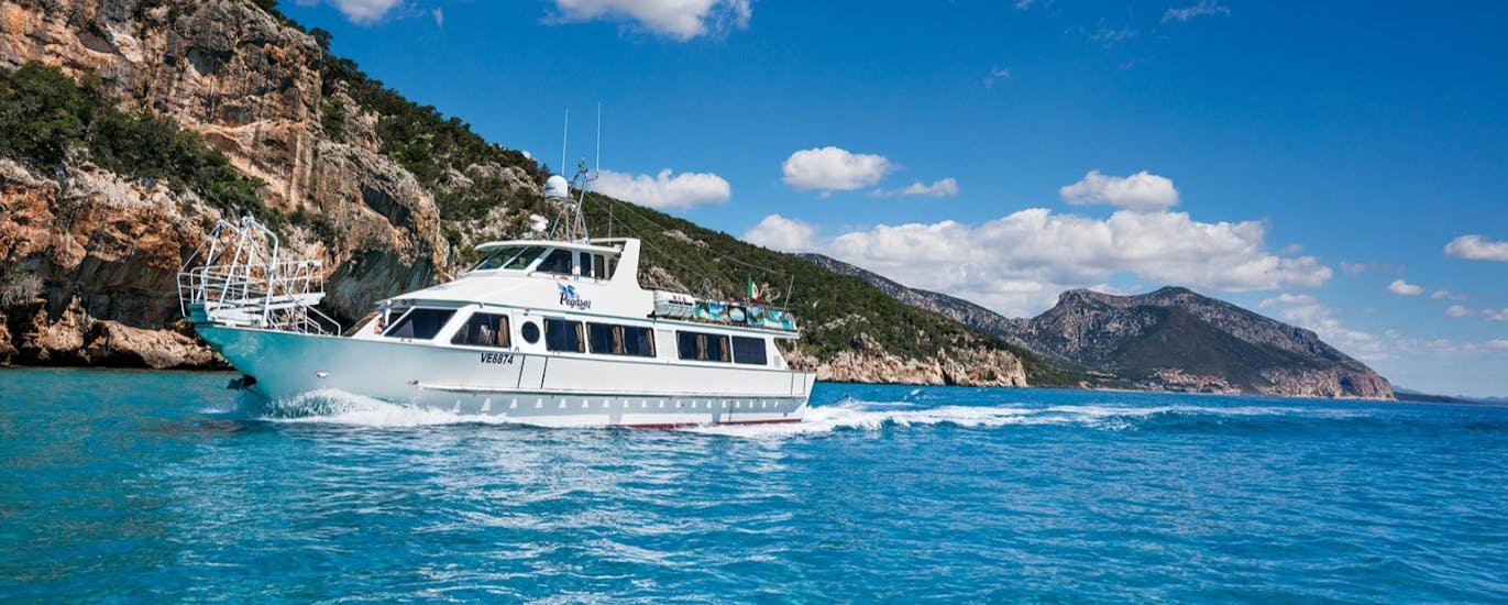 El barco utilizado durante el paseo en barco desde Cala Gonone a Grotta del Fico con paradas para nadar con Escursioni Pegaso Cala Gonone.