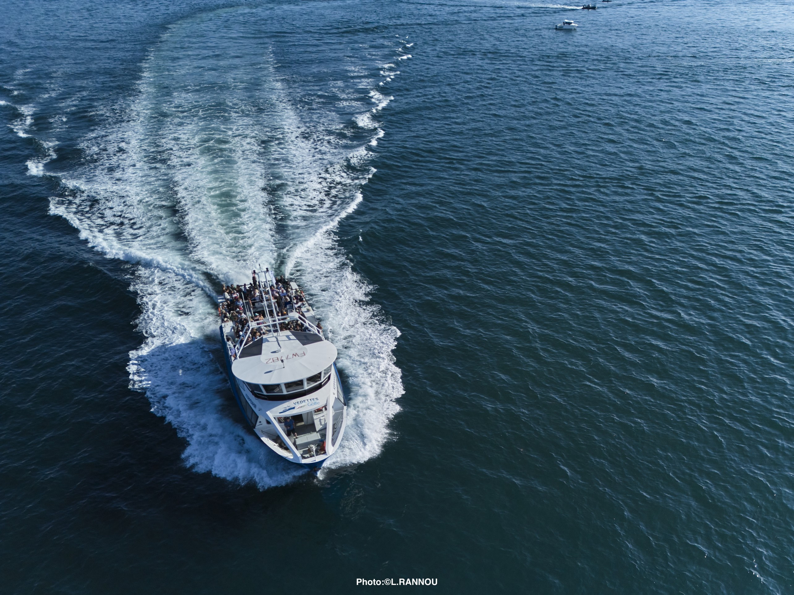Paseo en barco de Arzon a Island of Houat con visita guiada con Vedettes du Golfe.