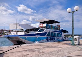 De boot die wordt gebruikt tijdens de catamarantocht met glazen bodem van Malinska en Nijvice naar Beli op het eiland Cres met Aquavision Aquarius Malinska.