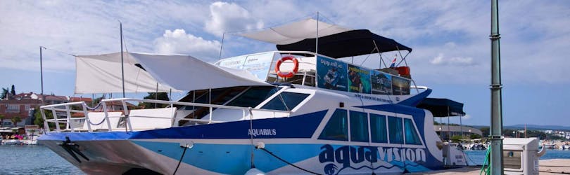 Barco utilizado durante la excursión en catamarán con fondo de cristal desde Malinska y Nijvice hasta Beli, en la isla de Cres, con Aquavision Aquarius Malinska.
