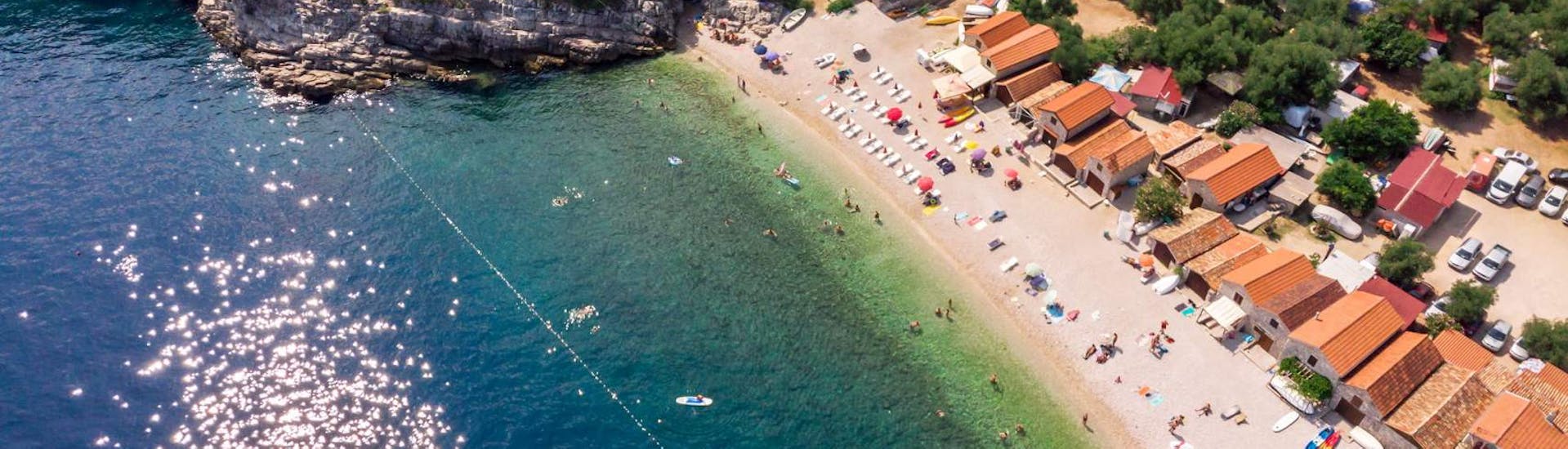 Una spiaggia che potrete visitare durante la Gita in catamarano con fondo di vetro da Malinska e Nijvice a Beli sull'isola di Cherso con Aquavision Aquarius Malinska.
