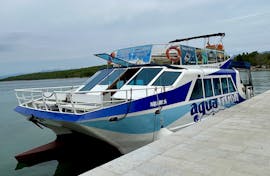 Boot in de haven voor de panoramische catamarantocht met glazen bodem langs de westkust van Krk met Aquavision Aquarius Malinska