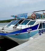 La barca nel porto prima della Gita panoramica in catamarano con fondo di vetro lungo la costa occidentale di Krk con Aquavision Aquarius Malinska.