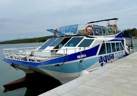 Boot im Hafen vor der Panorama Glasboden-Katamarantour entlang der Westküste von Krk mit Aquavision Aquarius Malinska.