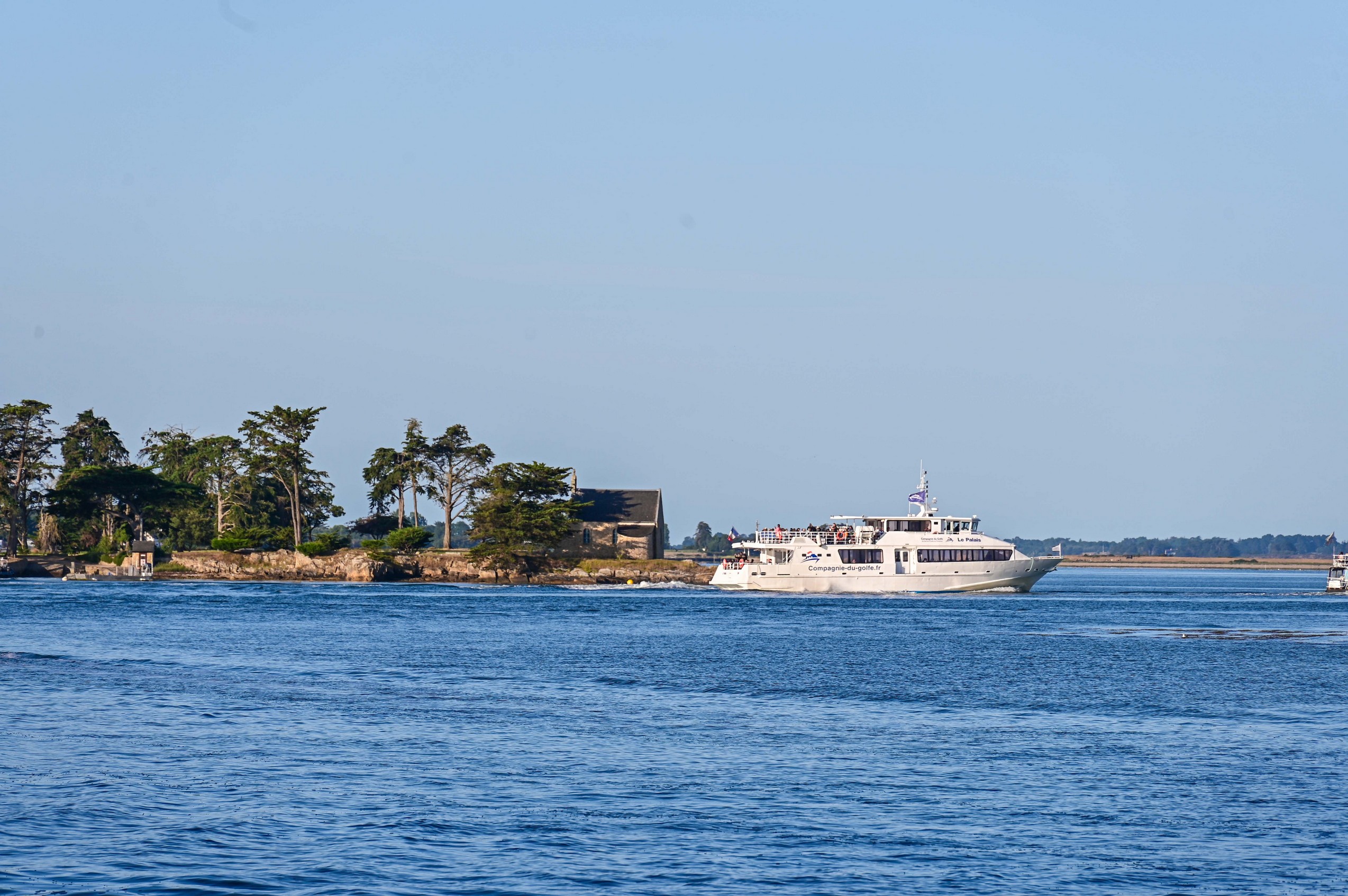 Bateau utilisé pour la balade avec des paysages magnifiques pendant le Tour du golfe du Morbihan depuis Vannes avec la Compagnie du Golfe.