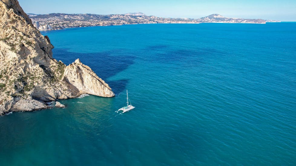 An aerial view of a Mundo Marino Calpe boat during a trip to the Peñón de Ifach from Calpe.