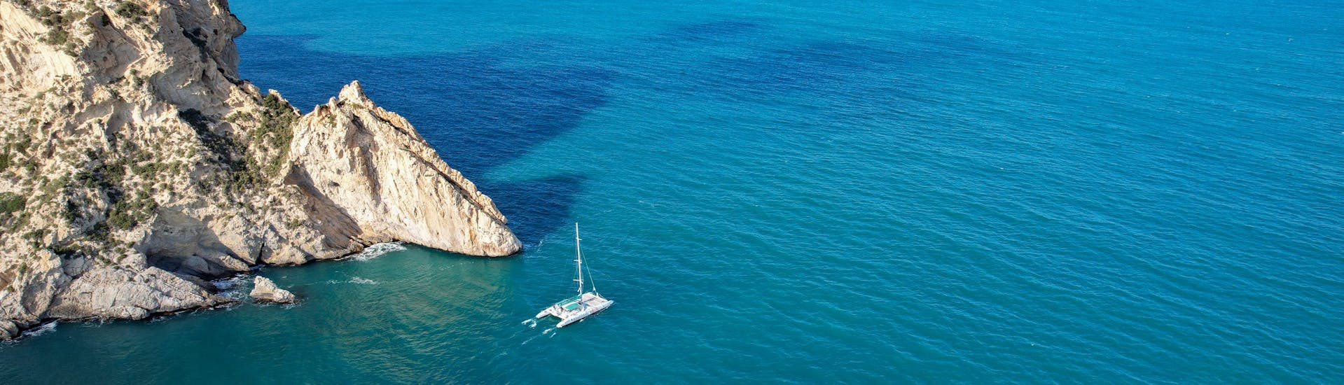 Catamarantocht van Calpe naar Cala El Racó met toeristische attracties.