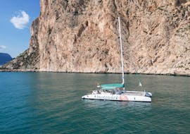 A boat with a Mundo Marino Calpe guide during a trip to the Peñón de Ifach from Calpe.