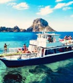Paseo en barco de Platja Es Pinet a Platja Es Pinet  & baño en el mar con Excursiones Ibiza.