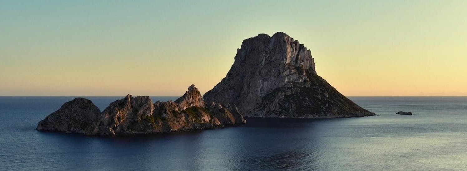 Es Vedra, a highlight you can see during your Full Day Boat trip from Sant Antoni de Portmany to Es Vedrá & Formentera with Paella & Sunset with Excursiones Ibiza.