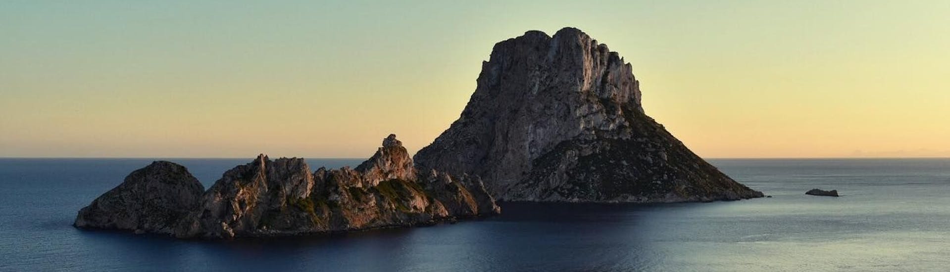 Es Vedra, a highlight you can see during your Full Day Boat trip from Sant Antoni de Portmany to Es Vedrá & Formentera with Paella & Sunset with Excursiones Ibiza.