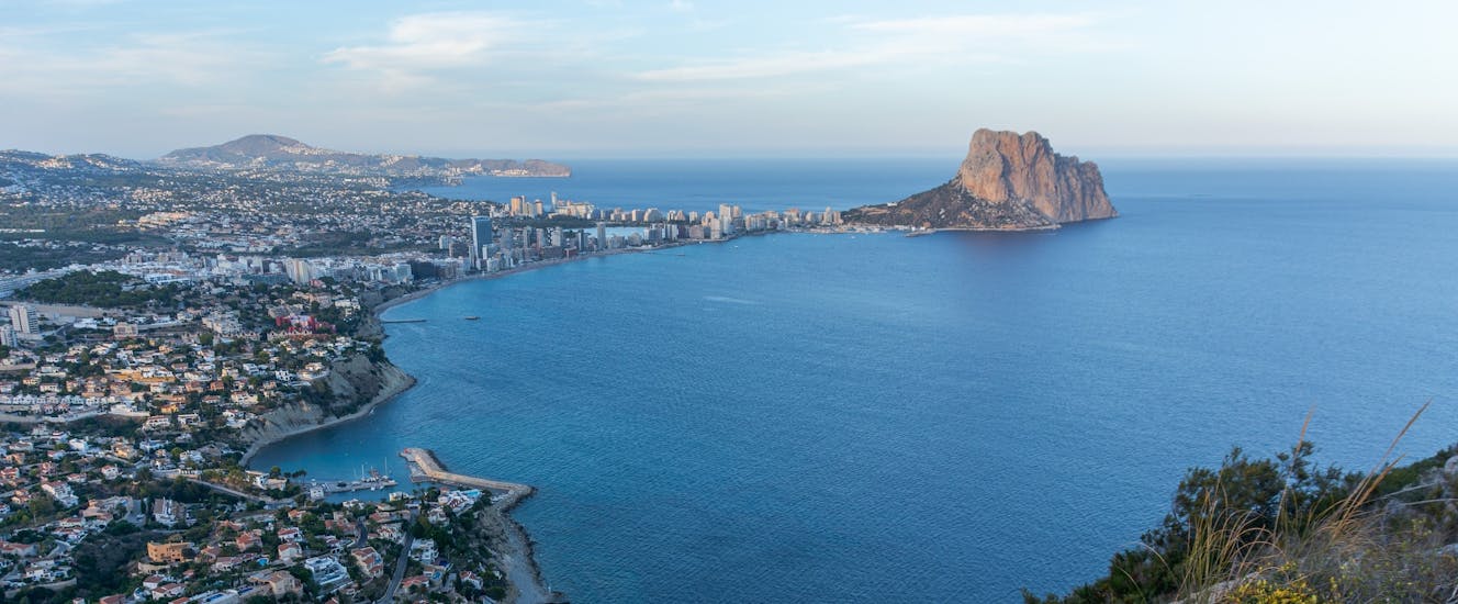 Panoramic views of the Peñón de Ifach that can be seen from a boat during a catamaran trip with Mundo Marino Altea.