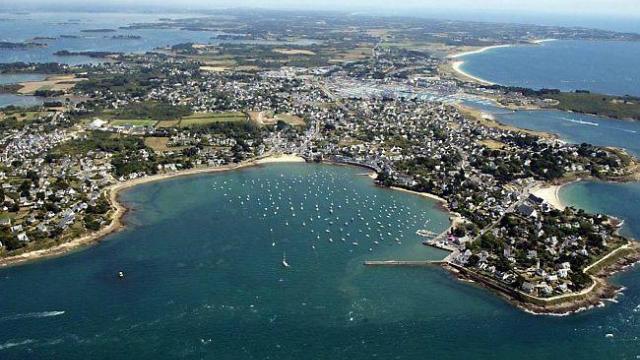 Vista aérea de Port-Navalo durante el transbordador de ida y vuelta desde Vannes con escala en Arzon de la Compagnie du Golfe.