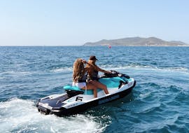Dos personas disfrutando de un emocionante tour en moto de agua en Ibiza, recorriendo la Playa d'en Bossa y Santa Eulalia con Enjoy Watersports Ibiza.