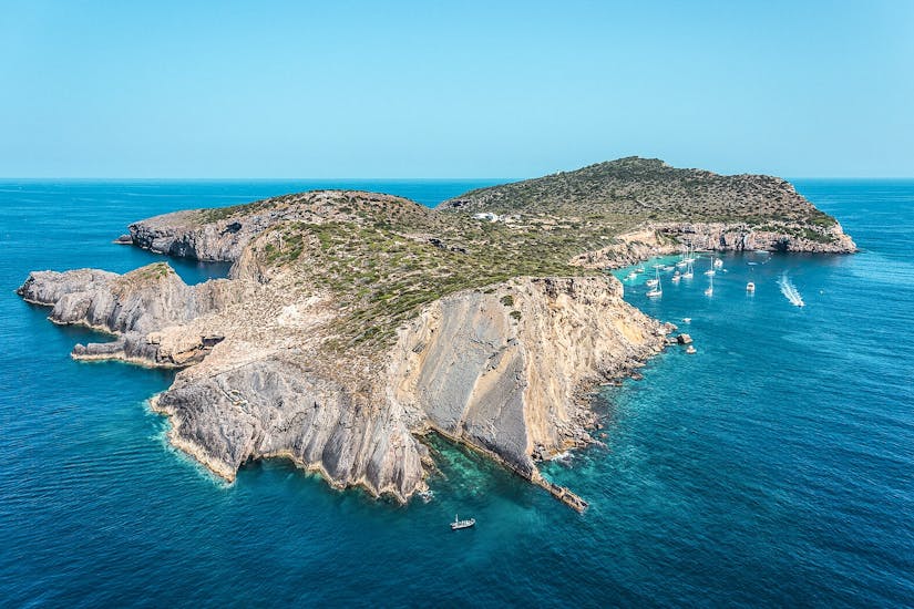 Vista aérea de la isla de Tagomago durante el tour en morto de agua en Ibiza a Cala Llonga, con Enjoy Watersports Ibiza.