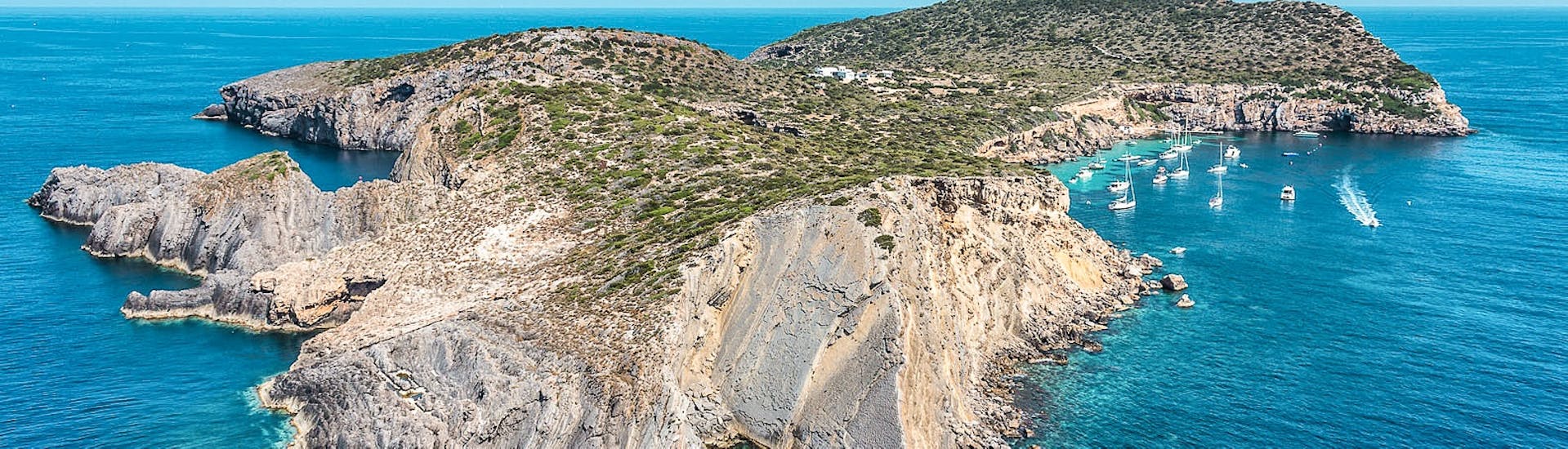 Vista aérea de la isla de Tagomago durante el tour en morto de agua en Ibiza a Cala Llonga, con Enjoy Watersports Ibiza.