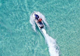 Jet ski navegando por aguas turquesas durante Jet Ski Safari de Ibiza a Cala Llonga y la isla de Tagomago con Enjoy Watersports Ibiza.
