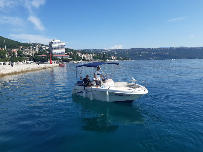 Des gens s'apprêtent à quitter le port pendant la Location de bateau dans la baie de Kvarner (jusqu'à 8 pers.) avec ML Aquatics Opatija.