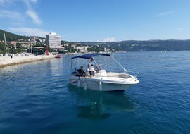 Des gens s'apprêtent à quitter le port pendant la Location de bateau dans la baie de Kvarner (jusqu'à 8 pers.) avec ML Aquatics Opatija.