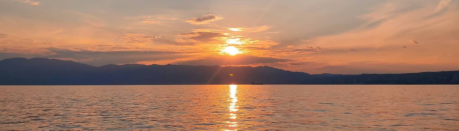 Un coucher de soleil pendant la Location de bateau dans la baie de Kvarner (jusqu'à 8 pers.) avec ML Aquatics Opatija.