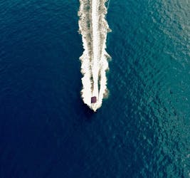 Boot fährt über das Meer beim Bootsverleih in der Kvarner Bucht (bis zu 6 Personen) mit ML Aquatics Opatija.