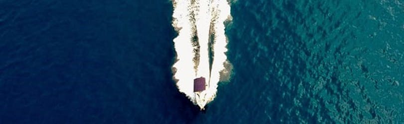 Un bateau fend les vagues pendant la Location de bateau dans la baie de Kvarner (jusqu'à 6 pers.) avec ML Aquatics Opatija.