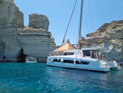 Odysseus A Cruises Milos Katamaran navigiert durch das Ägäische Meer während der Katamarantour von Adamantas nach Kleftiko & Polyaigos mit Mittagessen.